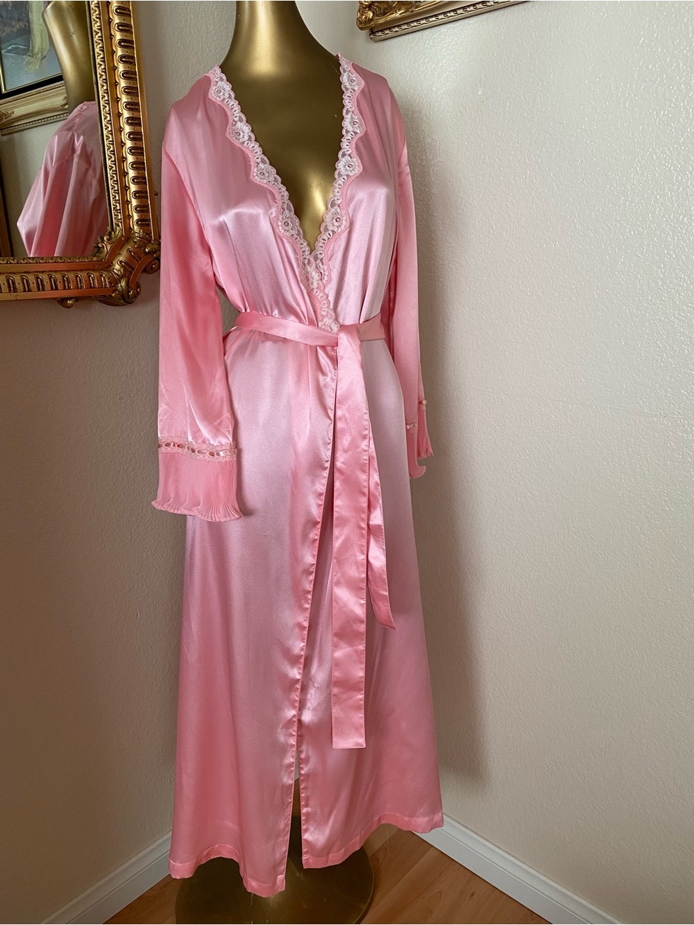 Cabernet Intimates Feminine Frills Robe